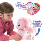 Bébé Poney apprend à marcher
