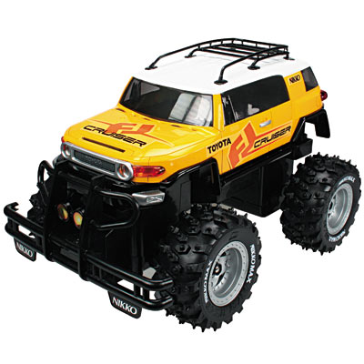 Toyota FJ Cruiser !Ce 4x4 façon Monster est à l'échelle 1/18ème.La radiocommande permet de diriger ton Toyota FJ Cruiser en avant, à droite, à gauche et en arrière.La voiture et la radiocommande fonctionnent sur piles fournies.