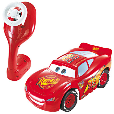 Flash Mc Queen !Voici la 1ère radio-commande pour les tous petits, conçue pour les jeunes enfants.Ils peuvent contrôler leur véhicule très facilement grâce à une télécommande en forme de volant.Fonctionne avec 5 piles LR06 fournies.Dimension boîte: 20,5 x