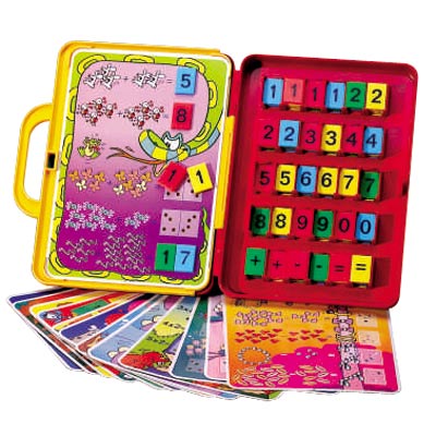 Ce jeu va permettre à l'enfant d'apprendre à compter de façon ludique grâce aux 15 cartes qui comprennent des exercices de calcul. C'est un jeu progressif pour passer des opérations simples et illustrées.Egalement des opérations avec des chiffres. Il est 