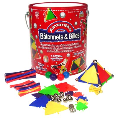 Coffret de 300 pièces comprenant : 2 leds clignotantes magnétiques, 60 petits bâtonnets, 60 grands bâtonnets, 30 très grands bâtonnets, 38 petits triangles, 48 grands triangles, 60 billes métalliques, 4 grosses billes métalliques de couleurs.Fonctionne av