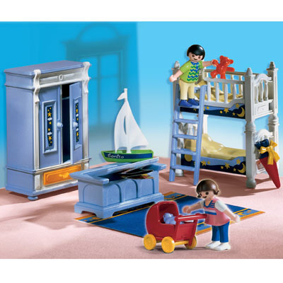 Tous les enfants rêvent d`une jolie chambre. La chambre est aménagée avec un lit superposé, une armoire et un grande coffre pour y ranger plein de jouets.