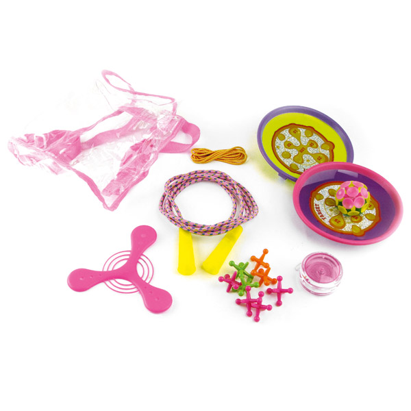 Un petit sac en vinyle comprenant tout le nécessaire pour jouer à la récréation entre copines ( corde à sauter, élastique...) ! Et une fois que la récréation est terminée, tout se range dans le sac ! Coloris assortis.