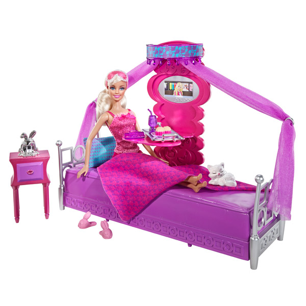 Chaque meuble contient une transformation surprise ! En plus de nombreux accessoires viennent compléter le coffret pour s'inventer de nombreuses histoires. La poupée Barbie est fournie. Modèles différents livrés selon disponibilité : Cuisine OU Chambre...