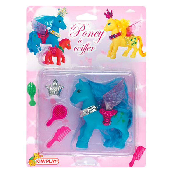 Un joli petit poney pour des heures de jeu... Le poney est accompagné d'une couronne et d'une petite brosse pour le coiffer.