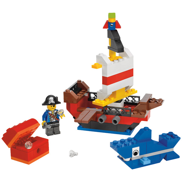 Plonge dans le monde des pirates ! À l'abordage moussaillon ! Grâce à une notice d'instructions simple et de nombreuses idées pour t'inspirer, tu peux bâtir un coffre au trésor, un bateau, un requin et plein d'autres super constructions ! En laissant libre cours à ton imagination d'apprenti pirate, tu n'es pas prêt de t'ennuyer ! * Idéal pour les bâtisseurs en herbe ! * Cet ensemble comprend une figurine et des éléments spéciaux ! Âges : 4-7 ans Nb de Pièces : 150