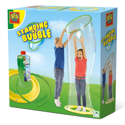 Debout dans une bulle géante