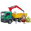 Camion de transport avec grue et 3 conteneurs à verre et bouteille
