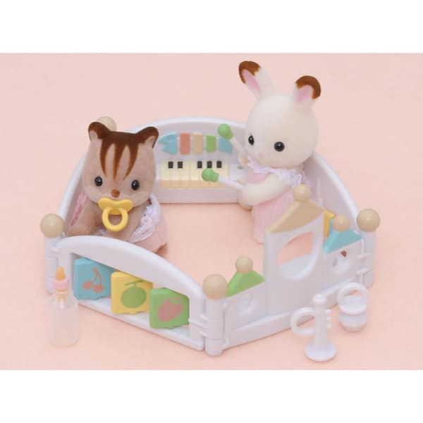 Sylvanian Families 4457 Le Parc A Jouer Pour Bebes Sylvanian Families King Jouet Heros Univers Sylvanian Families Jeux D Imitation Mondes Imaginaires