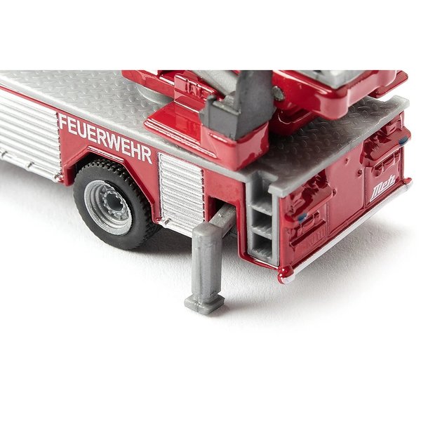 Camion de pompiers avec échelle pivotante