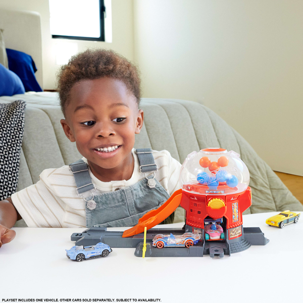 Hot Wheels Boutique De Bonbons Du Centre-Ville – Coffret Distributeur De Bonbons Avec Voiture Donut 1/64 – Rampe Relevable – Barrière Mobile – Compatible Speed Snap – Dès 3 Ans