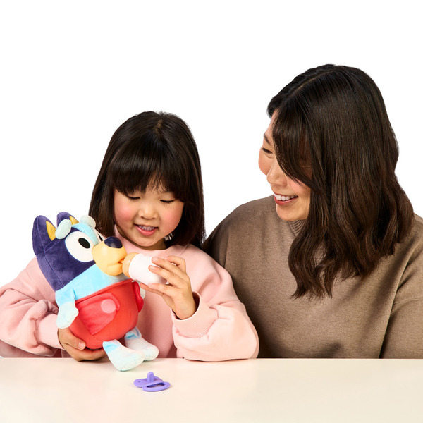 Peluche bébé Bluey câlins et soins