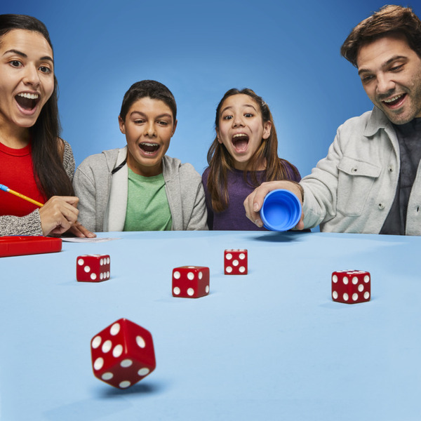 Hasbro Gaming - YAHTZEE classique - les motifs peuvent varier Hasbro Gaming - YAHTZEE classique - les motifs peuvent varier