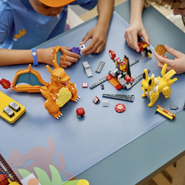  72167 - LEGO® Pokémon - SMART Play : Le combat ultime entre Dracaufeu et Voltali