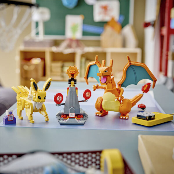  72167 - LEGO® Pokémon - SMART Play : Le combat ultime entre Dracaufeu et Voltali