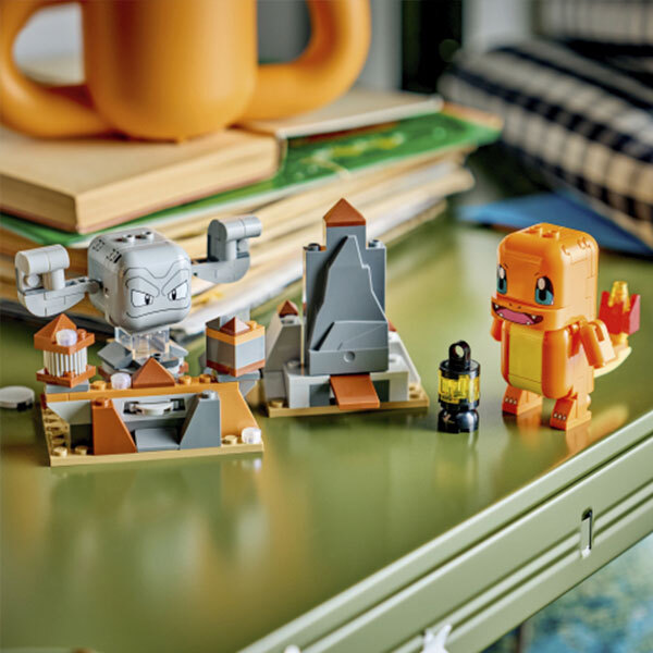 72157 - LEGO® Pokémon - SMART Play : Salamèche et Racaillou, le combat dans la grotte