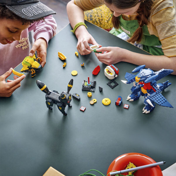 72165 - LEGO® Pokémon - SMART Play : Le combat entre Noctali et Carchacrok
