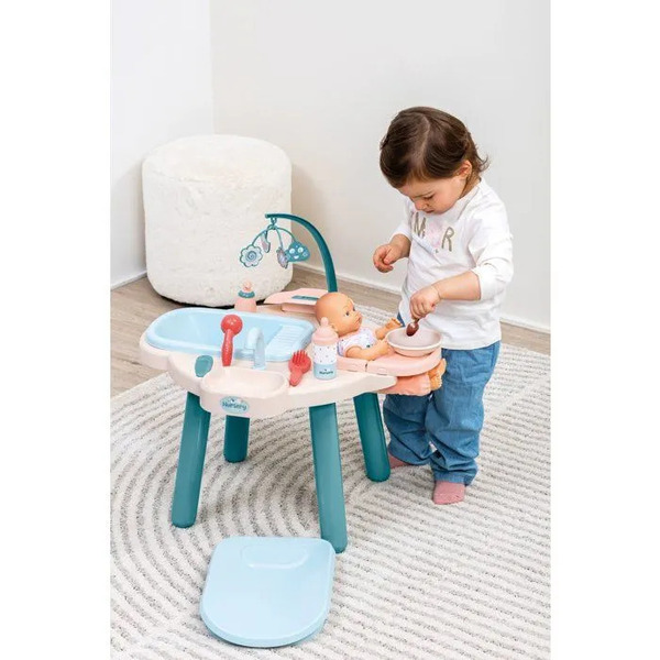 Table de nursery avec accessoires