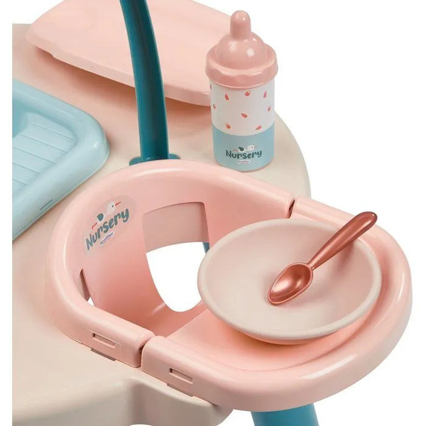 Table de nursery avec accessoires