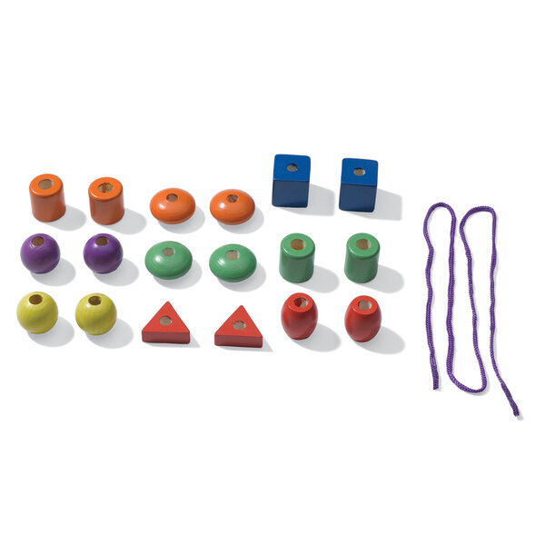 J apprends à enfiler des perles