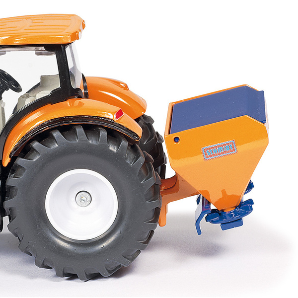 Tracteur New Holland avec lame niveleuse et épandeur de sel 
