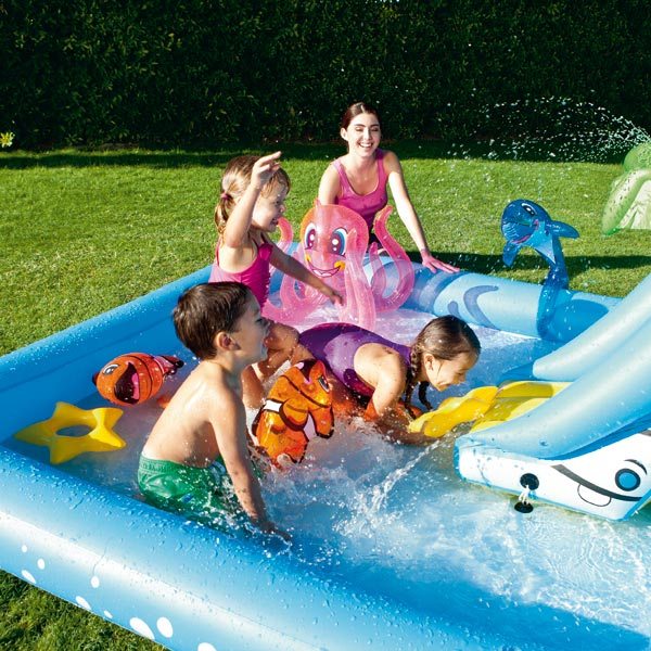 Piscine aquarium toboggan dauphin