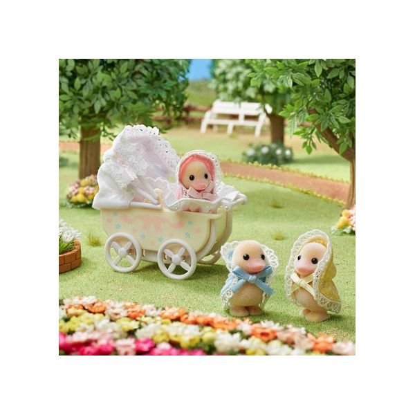 Sylvanian Families - 5601 - Les triplés Canards et leur landeau