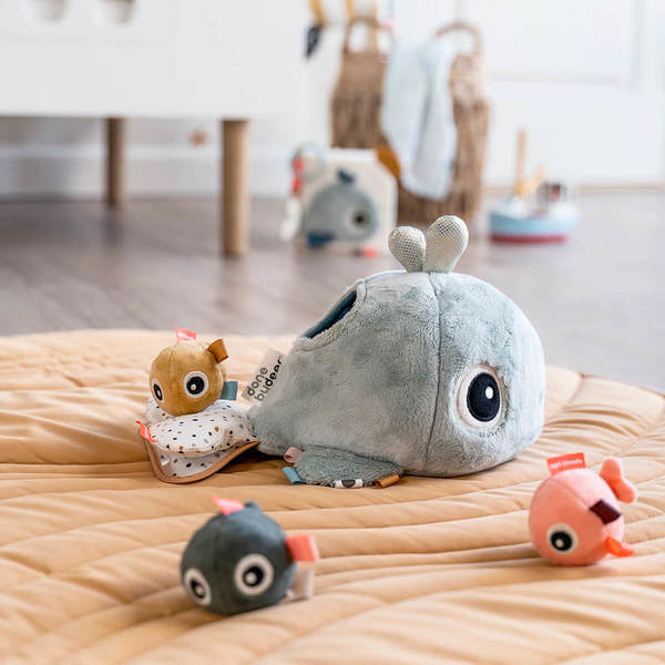 Peluche d éveil Wally la Baleine et ses 3 poissons