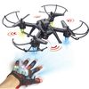 Drone télécommandé à la main avec caméra et gant gestuel