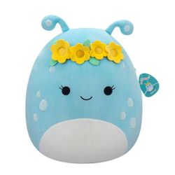 Peluche Squishmallows Natnat l'extraterrestre bleu pastel avec une couronne de fleurs