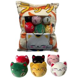 Coussin peluche avec 6 mini maneki-neko japonais