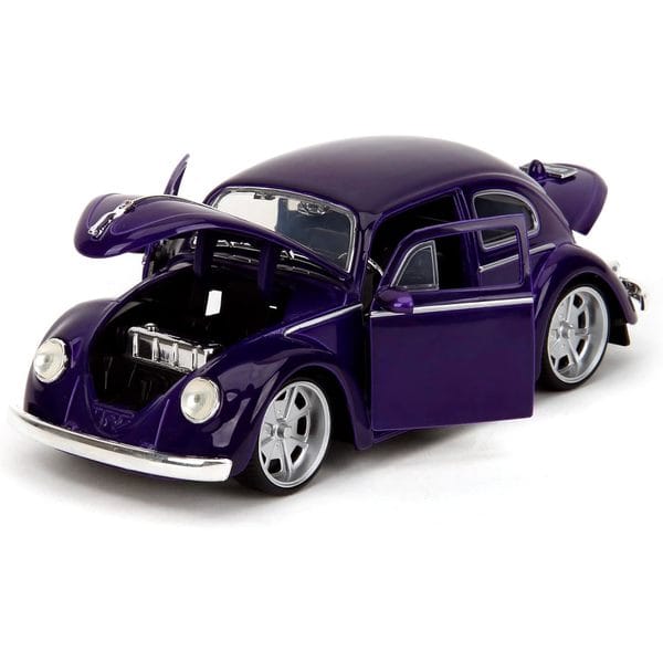 Volkswagen Beetle 1972 avec figurines Mercredi Addams et la Chose