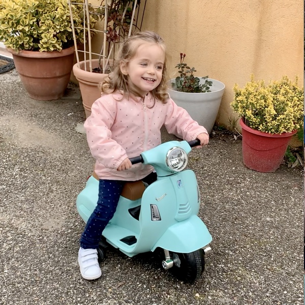 Mini Vespa GTS électrique bleu – Turbo Challenge