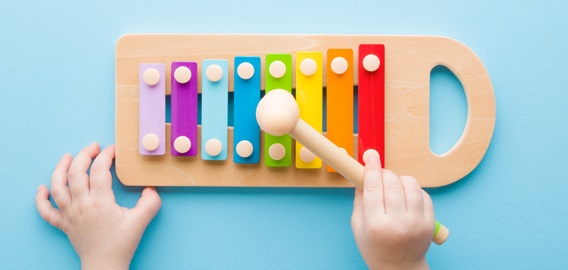 Bébé qui joue avec un xylophone