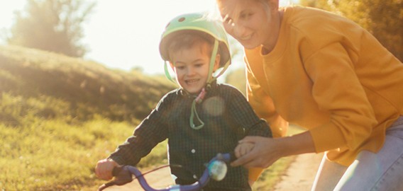 Photo enfant sur tricycle